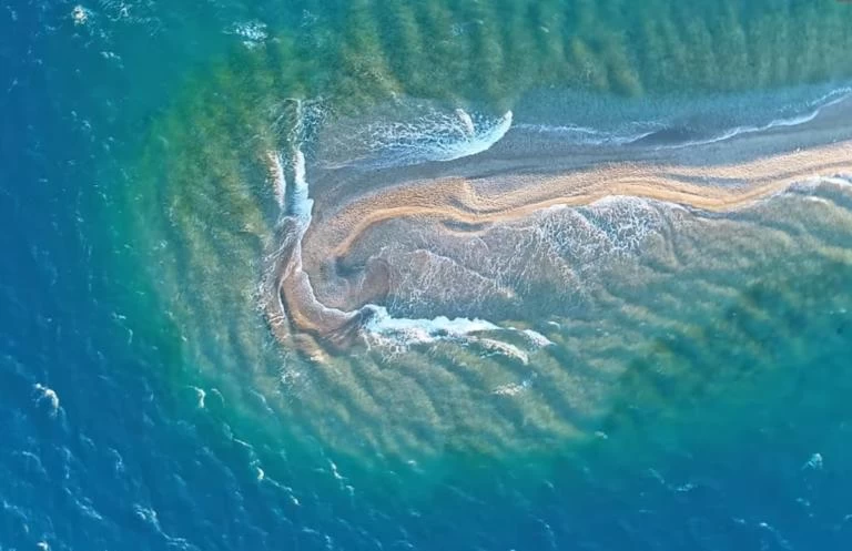 Το δρεπάνι της Πάτρας που «θερίζει» τη θάλασσα και ο μύθος του – Δείτε το βίντεο